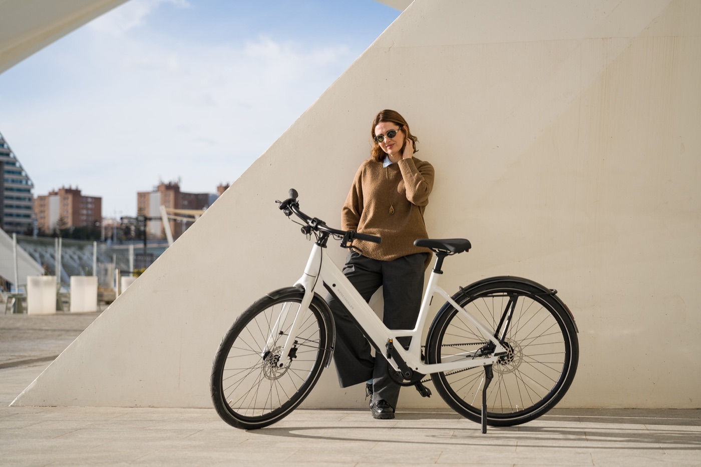 Una persona con una bici Clover en Valencia